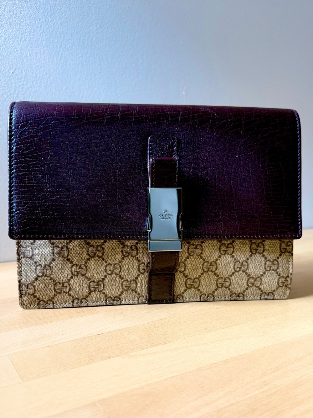 Gucci GG Supreme clutch